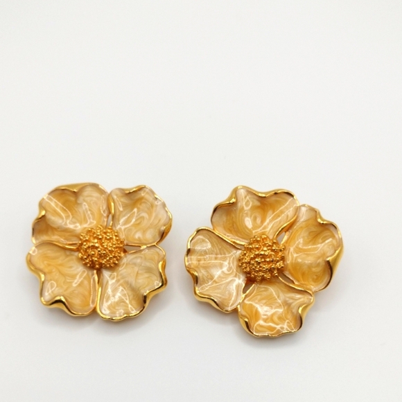 Women's Gold Tone Tan Swirl Enamel ClipOn Earrings Dogwood Bloom Chunky Classic - Picture 1 of 9